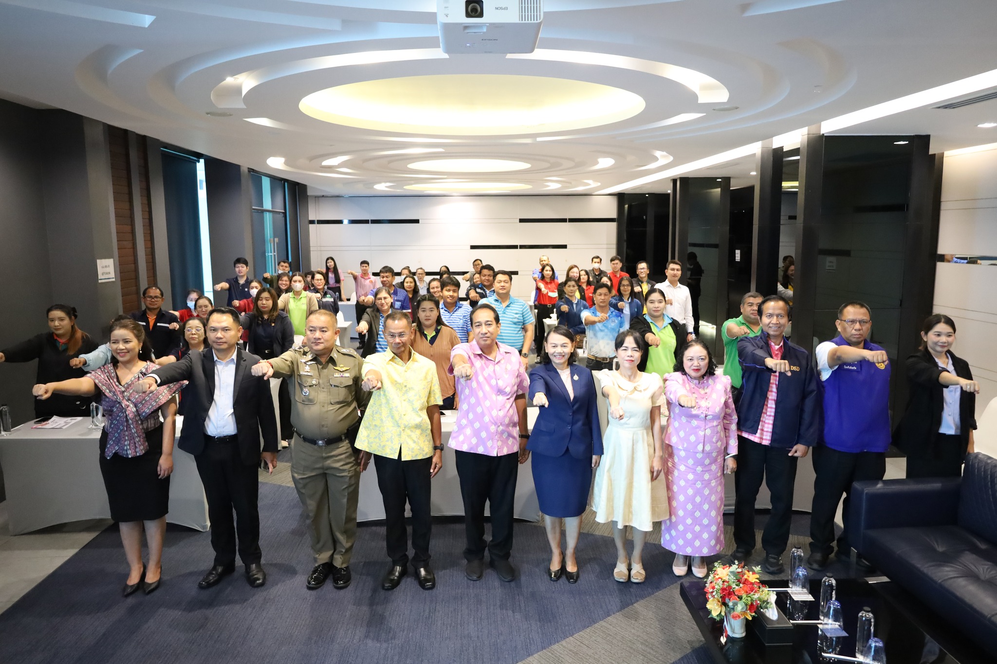 สรจ.ประจวบฯ ร่วมพิธีเปิดโครงการกิจกรรมประชุมเชิงปฏิบัติการ เกี่ยวกับการจัดทำมาตรฐานการป้องกันและแก้ไขปัญหายาเสพติดในสถานประกอบกิจการ